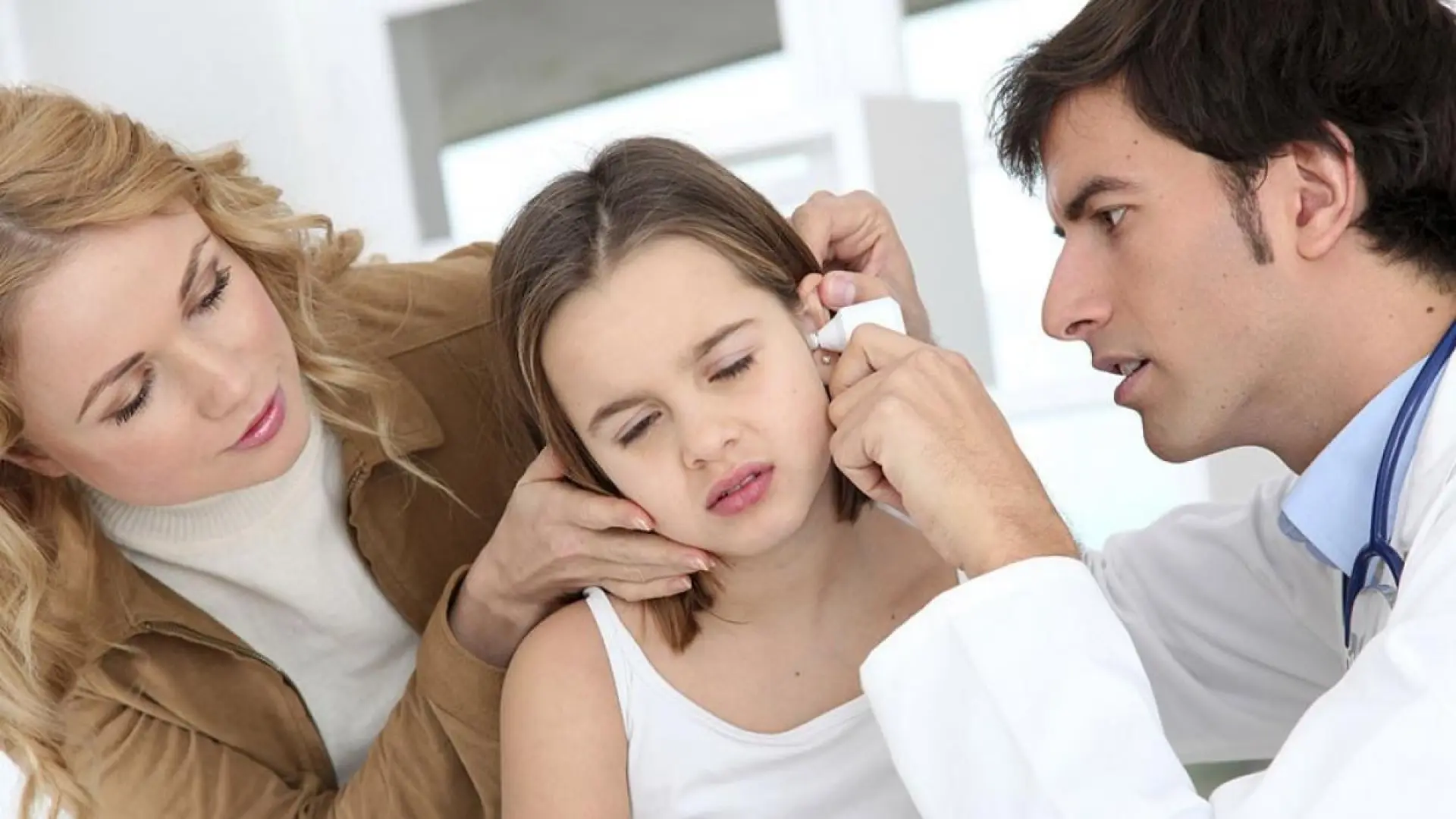 La advertencia de una farmacéutica sobre este gesto si tienes otitis: «Podrías perder parte de tu oído»