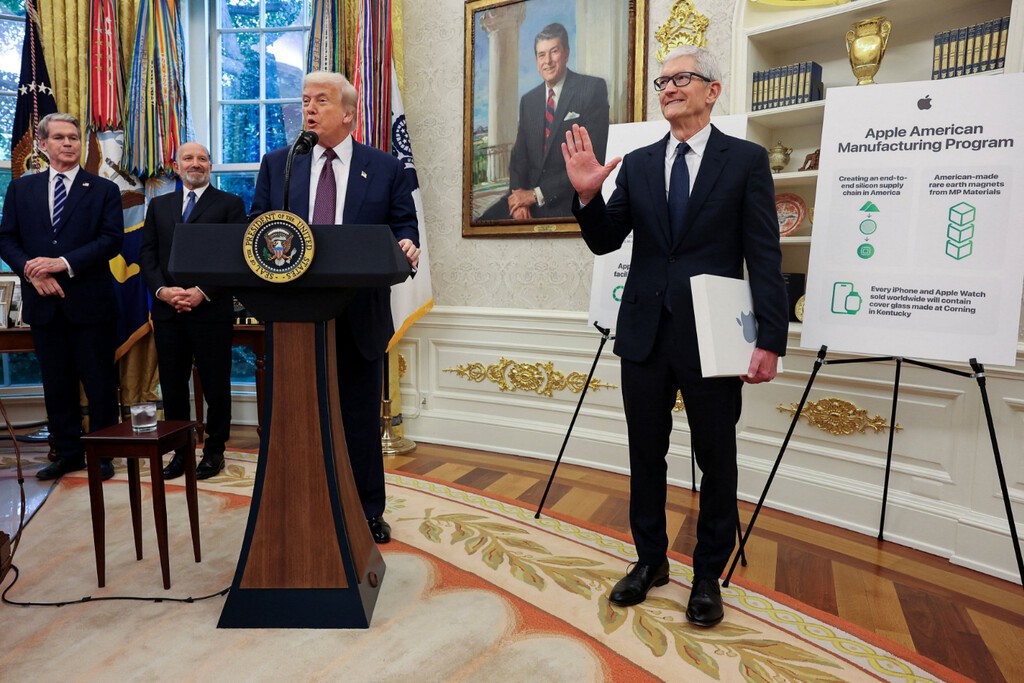 Trump lleva meses pidiendo un iPhone 'made in USA' para perdonar los aranceles a Apple. Al final se ha conformado con "solo" 515.000 millones de euros