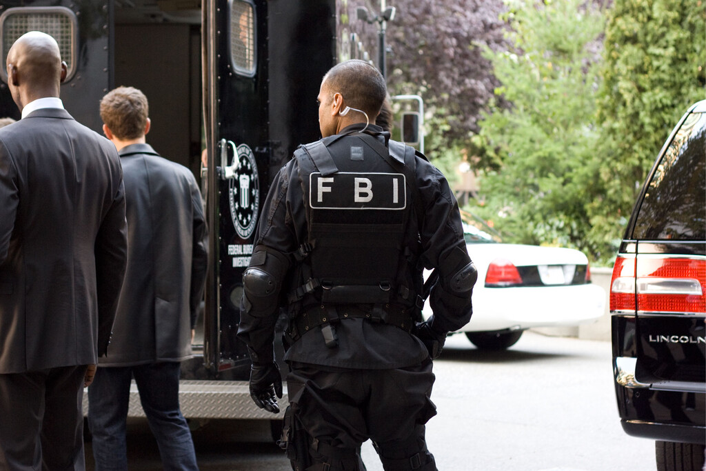 Los empleados de un almacén les abrieron la puerta para que robaran 200 iPhones. El truco estaba en sus chaquetas: ponía FBI