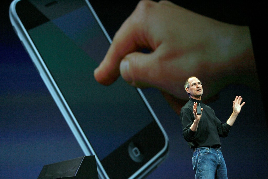 Trump ha logrado que la pieza que más tocas del iPhone sea "Made in USA". La victoria no es solo suya: se la regaló Steve Jobs en 2007 con una llamada de teléfono