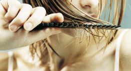 María Roberts, peluquera: «El único cabello que se tiene que desenredar mojado es el cabello rizado, el resto tienen que hacerlo así»