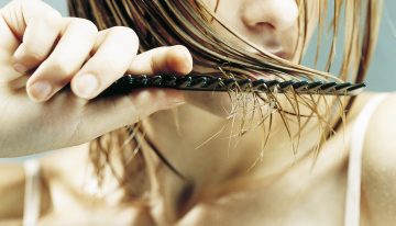 María Roberts, peluquera: «El único cabello que se tiene que desenredar mojado es el cabello rizado, el resto tienen que hacerlo así»
