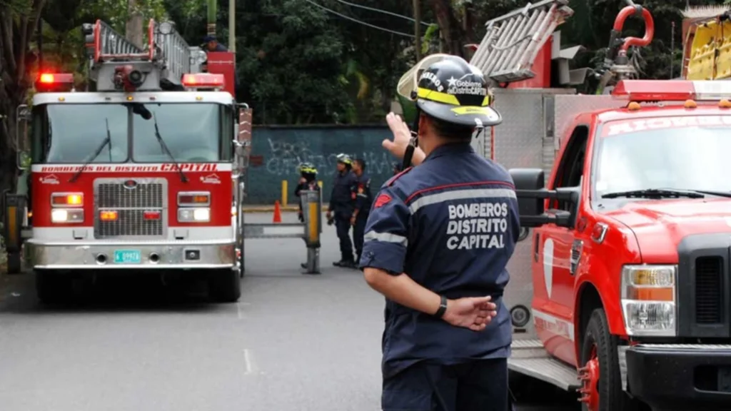 Bomberos de Caracas extinguieron incendio por fuga de gas en el 23 de Enero (VIDEO)
