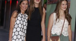 Letizia y sus hijas Leonor y Sofía en un plan de noche en Mallorca: estampado tendencia, joyas especiales y adiós a las alpargatas