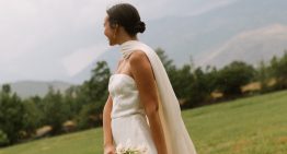 La wedding planner que eligió un vestido minimalista para su boda bajo la lluvia