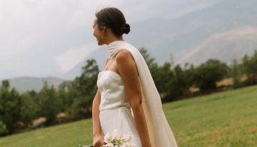La wedding planner que eligió un vestido minimalista para su boda bajo la lluvia