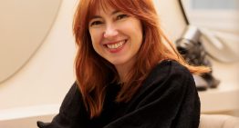 María Baras, peluquera: «Después de lavar el pelo hay que aplicar sobre el cabello mojado un aceite, que lo hidrata y protege todo el día»