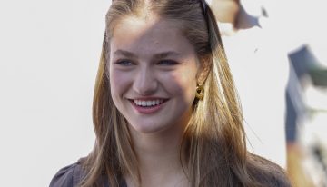 La princesa Leonor, con un look desenfadado, acompaña a Felipe VI en la copa del Rey de Vela