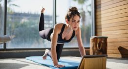 Naty Abascal sigue a este entrenador que enseña  los mejores  ejercicios de fuerza en 20 minutos (y en casa)