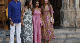 Último posado de los reyes en Mallorca: del vestido de Leonor de El Corte Inglés al de la reina de su marca alemana de cabecera
