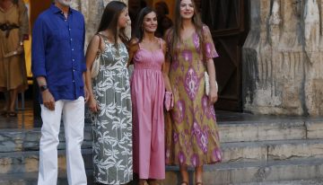Último posado de los reyes en Mallorca: del vestido de Leonor de El Corte Inglés al de la reina de su marca alemana de cabecera