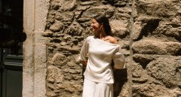 La novia con un vestido de dos piezas  y de escote asimétrico que lo tiene todo si buscar inspiración para una boda diferente
