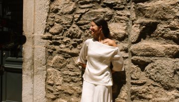 La novia con un vestido de dos piezas  y de escote asimétrico que lo tiene todo si buscar inspiración para una boda diferente