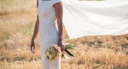 La novia vestida de encaje que acertó con su capa de organza