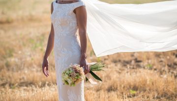 La novia vestida de encaje que acertó con su capa de organza