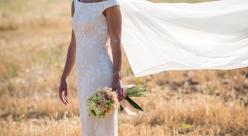 La novia vestida de encaje que acertó con su capa de organza