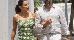 Eva Longoria tiene el vestido que más favorece a las chicas bajitas, incluso con zapato plano, en sus vacaciones en Marbella
