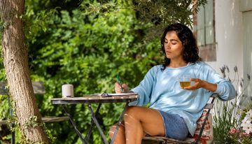 Laura Palomares, psicóloga: «La mejor compra del verano es un cuaderno bonito para escribir todos los días a mano y volver a conectar contigo y tu bienestar