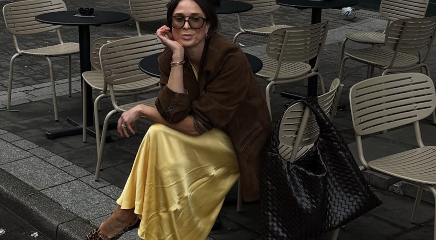 Para vestir bien este otoño hay que fijarse en esta historiadora alemana y sus looks rotundos