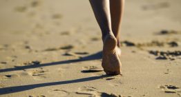 Jesús Serrano, fisioterapeuta: «Andar descalzo por la playa aumenta la masa muscular intrínseca»