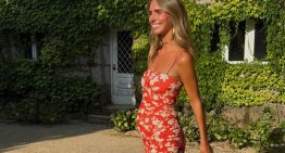 La invitada más elegante del fin de semana tiene un vestido con un corte estratégico que sienta genial