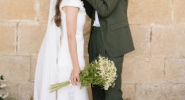 La novia navarra que optó por un dos piezas blanco ligero y elegante para su boda en casa