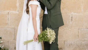 La novia navarra que optó por un dos piezas blanco ligero y elegante para su boda en casa
