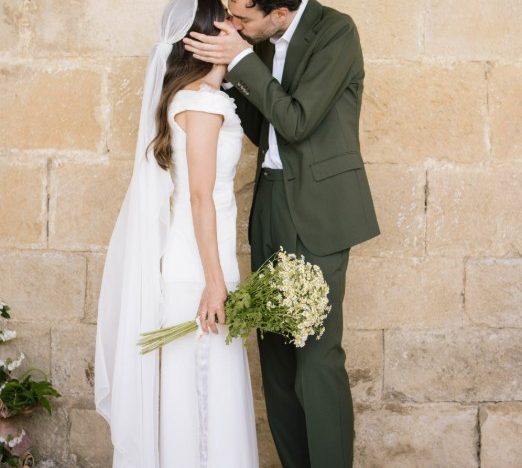 La novia navarra que optó por un dos piezas blanco ligero y elegante para su boda en casa