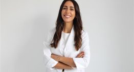 Alba Sánchez, dermatóloga: «Si las duchas son demasiado rápidas, no permiten retirar el protector solar, cloro o sal de la piel, pero con 5 minutos es más que suficiente»