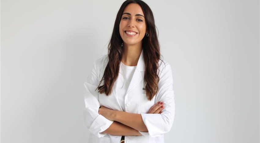 Alba Sánchez, dermatóloga: «Si las duchas son demasiado rápidas, no permiten retirar el protector solar, cloro o sal de la piel, pero con 5 minutos es más que suficiente»