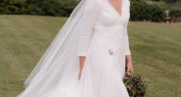 La elegante novia asturiana de cuerpo drapeado y broche en la falda