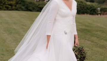 La elegante novia asturiana de cuerpo drapeado y broche en la falda