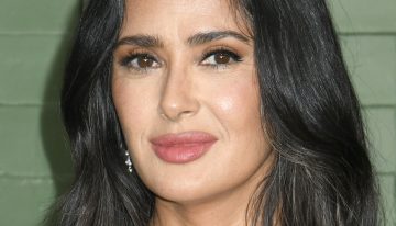 Salma Hayek: «El truco para evitar levantarme con ojos hinchados es bien sencillo y económico»