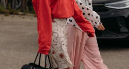 El rojo tomate es el color tendencia del otoño, que solo o combinado con otros, levantará cualquier look de la próxima temporada