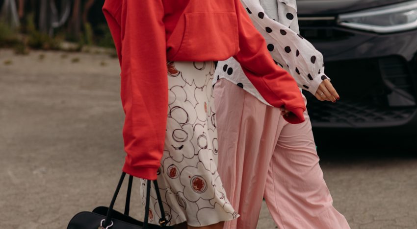 El rojo tomate es el color tendencia del otoño, que solo o combinado con otros, levantará cualquier look de la próxima temporada
