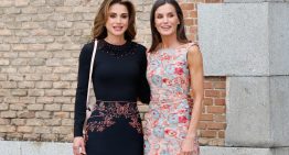 Rania de Jordania vuelve a llevar el look que la convirtió en la invitada más elegante de la boda de Felipe y Letizia