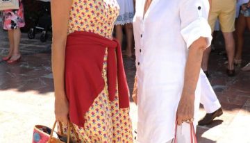 Inés Sastre apuesta por el vestido mini de Prada más ideal del verano (y tenemos su versión asequible de Zara)