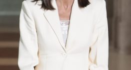 Descubrimos oculto en Mango Outlet el traje de chaqueta que llevó la reina Letizia, con más del 60 por ciento de descuento y diseñador por Victoria Beckham