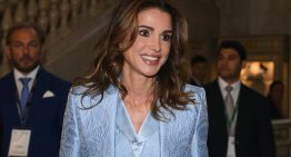 Rania de Jordania sabe cómo llevar un look de básicos con estilo: su original falda vaquera es la clave