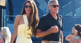 Amal Clooney nos deja el primer lookazo del Festival de Venecia: vestido midi del color tendencia con un original escote