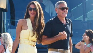 Amal Clooney nos deja el primer lookazo del Festival de Venecia: vestido midi del color tendencia con un original escote