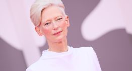 Por qué todas deberíamos tener en el armario el look de invitada de Tilda Swinton en el Festival de Venecia (y dónde encontrarlo)