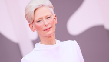 Por qué todas deberíamos tener en el armario el look de invitada de Tilda Swinton en el Festival de Venecia (y dónde encontrarlo)