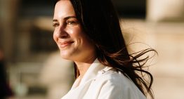 Lucía Altozano, farmacéutica: «Para unas pestañas más sanas y fuertes, recomiendo sérums o máscaras fáciles de desmaquillar y evitar el uso diario del rizador en seco»