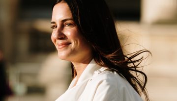 Lucía Altozano, farmacéutica: «Para unas pestañas más sanas y fuertes, recomiendo sérums o máscaras fáciles de desmaquillar y evitar el uso diario del rizador en seco»