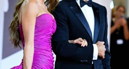 Amal Clooney lo ha vuelto a hacer: causa sensación en el Festival de Venecia con este vestido vintage (y un llamativo gesto de George)