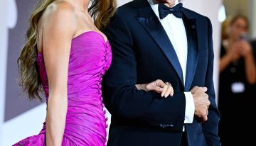 Amal Clooney lo ha vuelto a hacer: causa sensación en el Festival de Venecia con este vestido vintage (y un llamativo gesto de George)