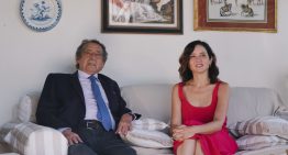 Isabel Díaz Ayuso escoge un favorecedor vestido de Zara que cuesta 6 euros para su viaje a Cantabria