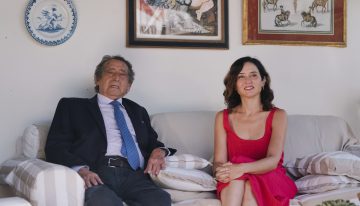 Isabel Díaz Ayuso escoge un favorecedor vestido de Zara que cuesta 6 euros para su viaje a Cantabria