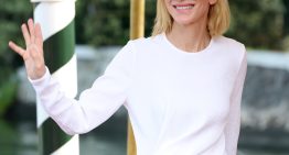Entre tanto tacón imposible, Cate Blanchett bajando del vaporetto con zapatos planos es la lección de vida y de moda que Venecia necesita